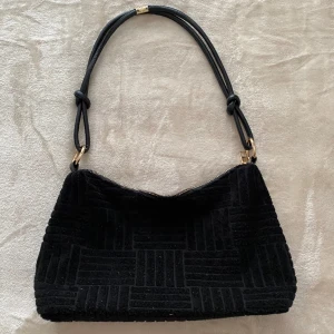 Svart handväska - Superfin och rymlig handväska! Köpt på shein för 135kr. Använd men i fint skick:)