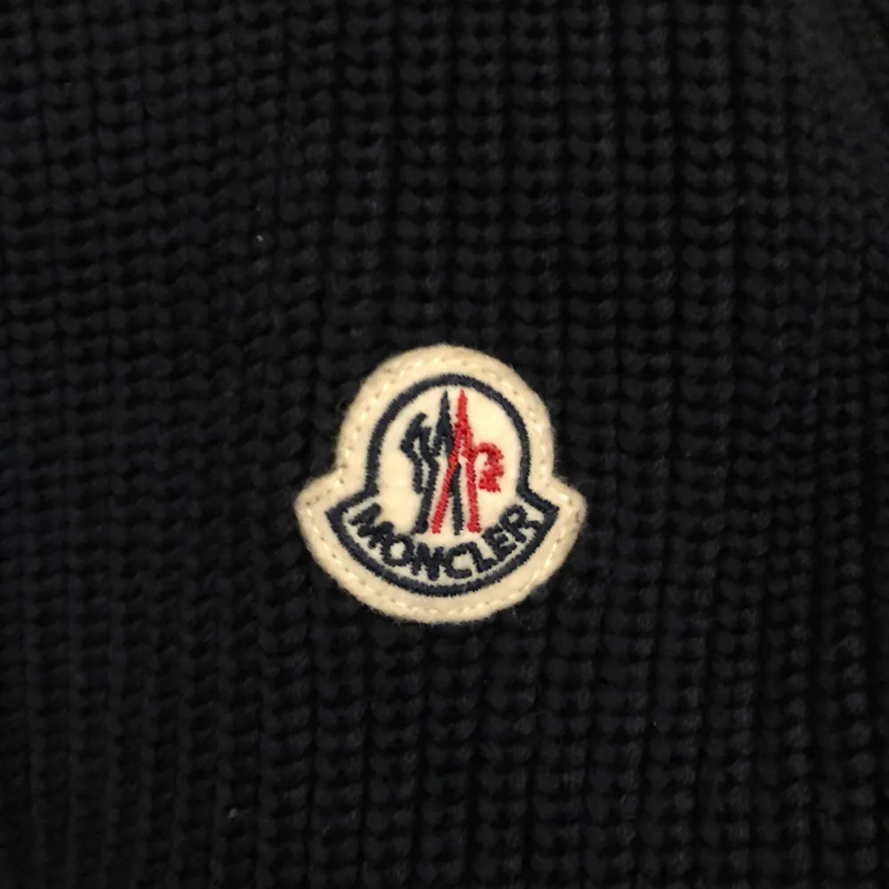 Moncler Cardigan Navy, den ser svart ut på bilderna men den är marinblå. Storlek L/XL, skriv om du har funderingar. Den håller värmen väldigt bra så man kan lätt ha den nu under vintern. Man får komma med prisförslag.. Jackor.