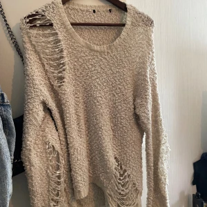 tröja - Jätte söt tröja med hål detaljer🤍