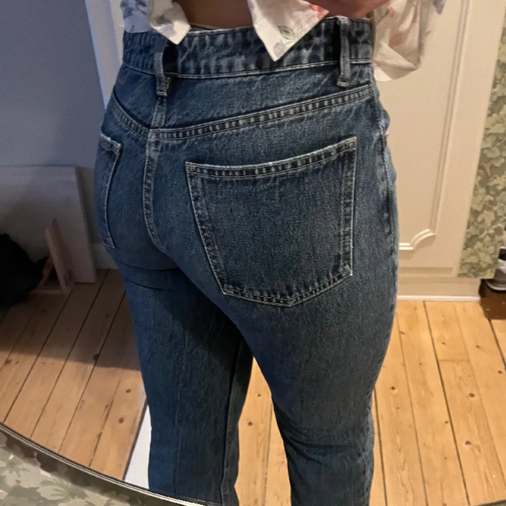 Superfina nästan aldrig använda jeans från Zara i midwaist modellen! 🤍 Tyvärr lite små för mig men längden är perfekt, jag är 170 cm lång. Storlek 36 🫶🏼Finns inte att köpa dessa längre!. Jeans & Byxor.