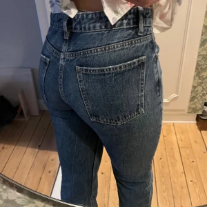 Zara Midwaist Jeans - Superfina nästan aldrig använda jeans från Zara i midwaist modellen! 🤍 Tyvärr lite små för mig men längden är perfekt, jag är 170 cm lång. Storlek 36 🫶🏼Finns inte att köpa dessa längre!