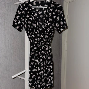 Klänning  - Fin blommönstrad klänning med knyte, knappt använd💞
