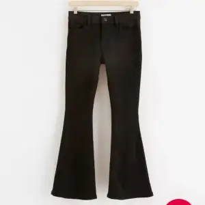 Svarta utsvängda mid-waist jeans från Lindex, modell Freja. Säljer på grund av ingen användning (använt max 3 gånger)! Skriv för frågor elr bättre bilder!🙌🏻