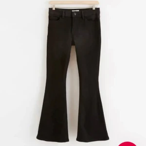 Lindex jeans Freja! - Svarta utsvängda mid-waist jeans från Lindex, modell Freja. Säljer på grund av ingen användning (använt max 3 gånger)! Skriv för frågor elr bättre bilder!🙌🏻