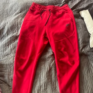 Nike Tech byxor - Feta Nike tech byxor 10/10 cond. Använt fåtal gånger. Vilja sälja då de inte kommer till användning 