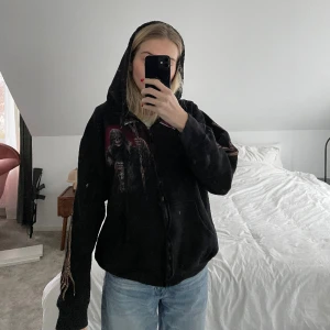 Svart Hoodie med skelett  - Köpt på vintage  Storlek L men skulle säga att den är s 