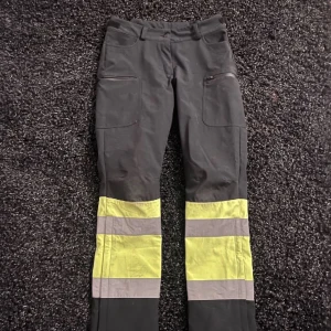 Ridbyxor - Säljer tre par av mina ridbyxor  Softshell nimbus Crw varselbyxor. Strl 40 nypris 800 aldrig använt så ge förslag. Bruna ridbyxor Crw. Strl 40 150kr Svarta ridbyxor Crw. Strl 38 100kr
