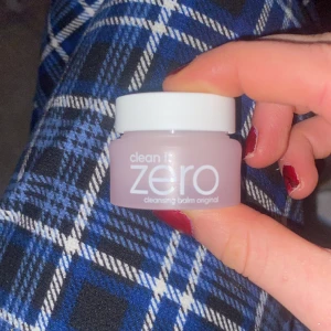 Rengöring - Rengöring för ansiktet från ”clean it zero” köpt i 4 pack för 199kr. Säljer den rosa för 35kr🩷 Självklart oanvänd som man ser på bilden