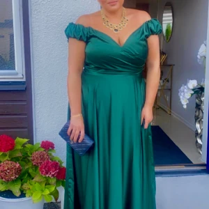 Emerald grön klänning strl 48 - Använd 1 gång helt ny jättefin klänning från zalando  Pris går att diskutera vid snabb affär 