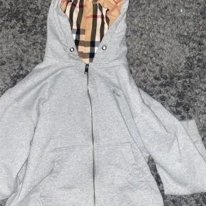 Burberry Tröja - En skön burberry tröja som inprincip är ny eftersom den inte passar mig😁  Osäker om den är äkta eller inte då inget kvitto finns tyvärr. Nypris: ca 3000kr