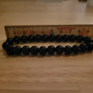 Handgjort Armband - Glansiga pärlor 6 mm.