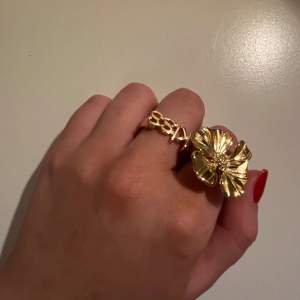 Nyskick ring, säljer för den är för stor och kan inte längre returnera pga köpt från ett UF❤️❤️det står kiss på den