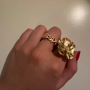 Ring - Nyskick ring, säljer för den är för stor och kan inte längre returnera pga köpt från ett UF❤️❤️det står kiss på den
