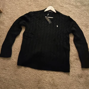 Stickad Ralph Lauren Tröja - Säljer en stickad ralph lauren tröja i nyskick med tags kvar. Tröjan är varm och skön nu till vintern. Skriv privat om ni har frägor/prisförslag. (Fri Frakt!)