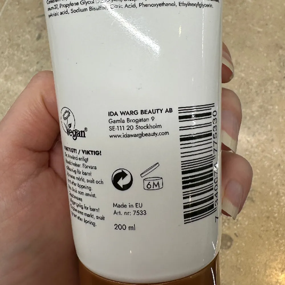 Brun utan sol lotion för hela kroppen. Ger en vackert solkysst ton samtidigt som den återfuktar huden. 100% vegan.  Använt endast en gång !!!  Nypris : 199kr . Övrigt.