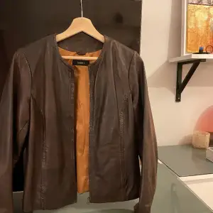 En jätte fin designer skinnjacka som köpts vintage. Jackan har inga defekter.🤎