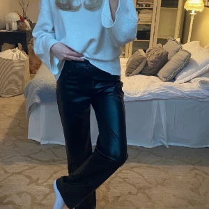 Skinnbyxor  - Jättecoola skinnbyxor i ett mer glansigt skinnmaterial. Booutcut modell med midwaist. Köpta från Zara. Så snygga nu till hösten!! Köparen står för frakt💕