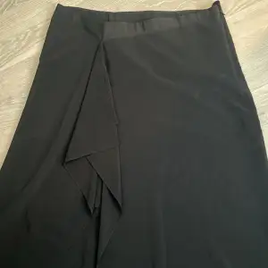 Svart kjol från Carven i stlr 42, säljer pga för stor🤍