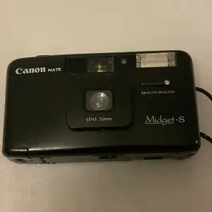 Kamera i fint skick! Kameran är en analog film kamera (alltså inte en digital, utan men stoppar i film och lämnar in filmen och får den framkallad). Kameran är ej funktionstestad men har inte synliga skador. Använder 35mm film 