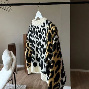 Tröja - Något nopprig så därav det billiga priset.