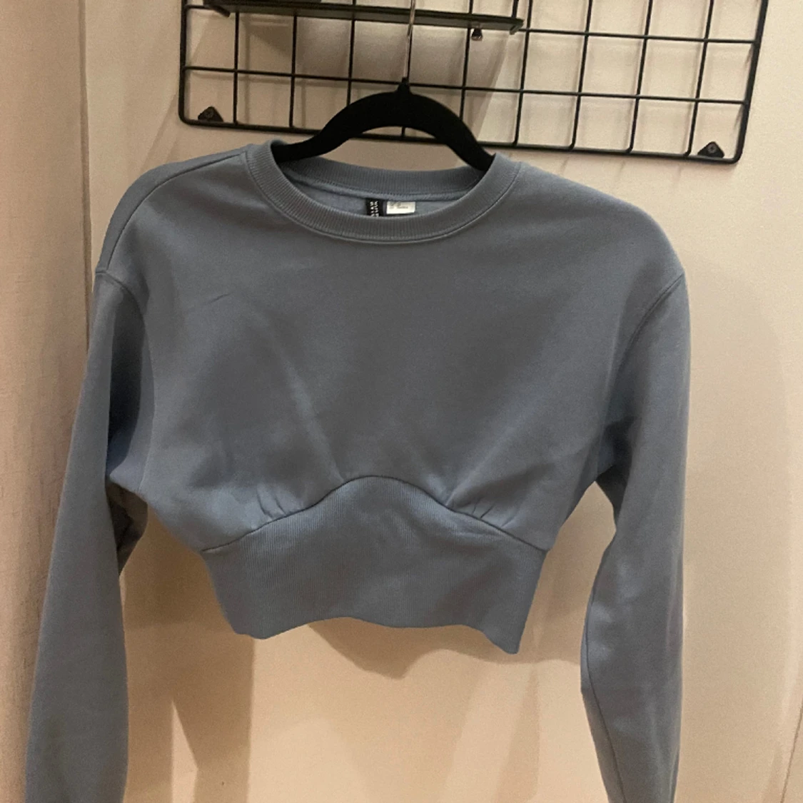 Croppad sweater med konturer 