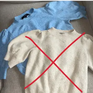 Säljer denna sjukt fina blåa stickade tröja i storlek M då den inte längre kommer till användning.  Pris 130 (köpt för 349) 💞