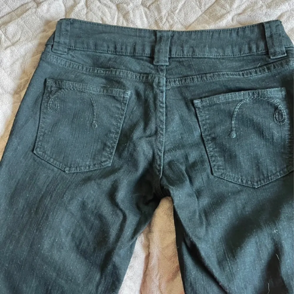 Säljer dessa super fina lågmidjade jeans som jag köpte av en tjej som tyvärr var för små. (Midjemått 80cm och innerbenelängd är 73cm). Jeans & Byxor.