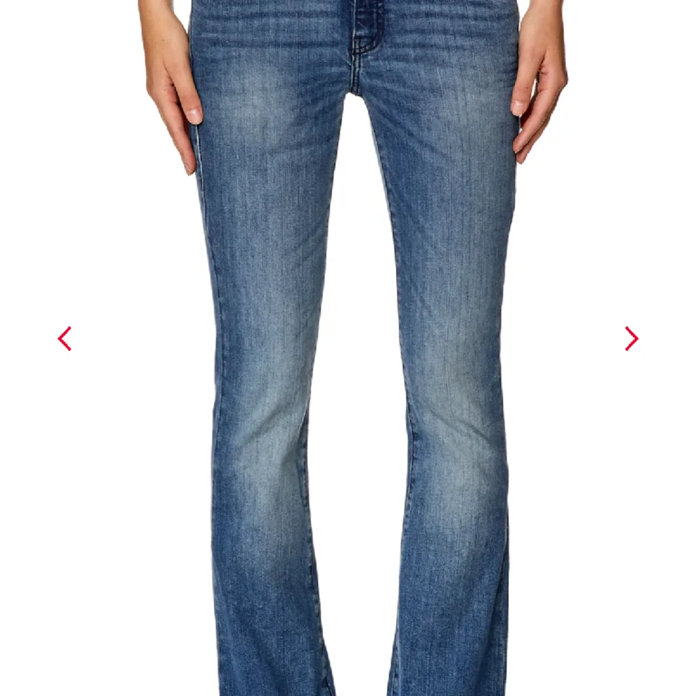 Säljer dessa jättefina jeans från Diesel, använda fåtal gånger och är i nyskick. Nypris: 1500kr. Jeans & Byxor.