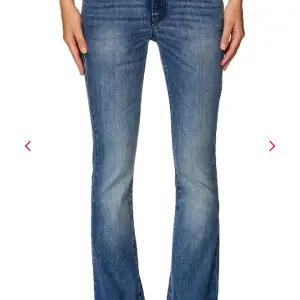 Säljer dessa jättefina jeans från Diesel, använda fåtal gånger och är i nyskick. Nypris: 1500kr