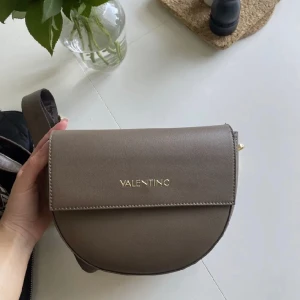 Valentino väska  - En iprincip helt oanvänd valentino väska som inte kom till användning för mig, inga skador och är precis som ny. Köpt för 989 kr Skriv pm för fler bilder😊