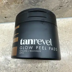 Tanrevel -Glow Peel Pads - nypris : 399kr Tanrevel - Ansikts scrub ( får ni på köpet ) aldrig använt!! Helt ny 