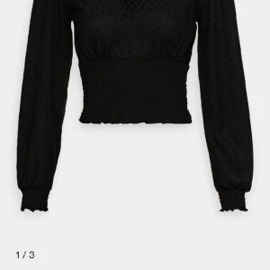 Långärmad tröja  - De finns några nopprar så därför ja säljer den billigt ❤️