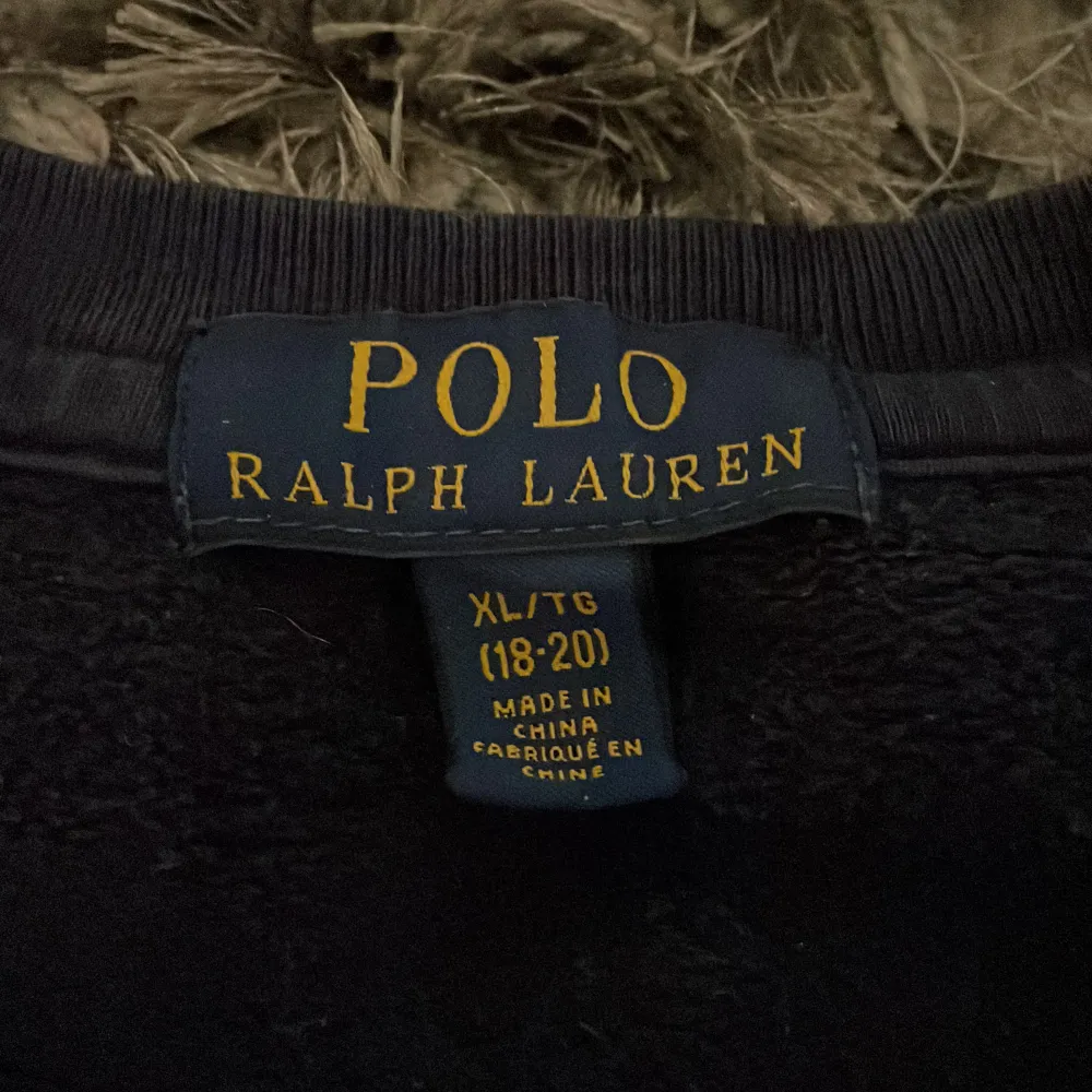 Detta är en sweatshirt från Ralph Lauren. Kommer knappt till användning. Skicket är hyfsat bra & finns inga defecter så som hål och liknande. Storlek 18-20 & passar M. Priset kan sänkas vid snabb och smidig affär. Hör av för för mer frågor.. Tröjor & Koftor.