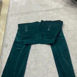 Juciy sett! - Använd 0 gånger verkligen och är helt felfri!  Äkta!  Storlek M men passer mera S/XS/XXS  Kom privat för mer bilder.