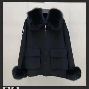 Ssstore jacka  - Säljer denna ssstore jacka köpt förra vintern för 3800kr. Knappt använd och i nyskick❤️hör av er för mer frågor och egna bilder 