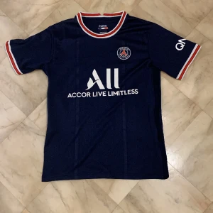 Messi 30 tröja  - En månad gamal knappt använd Messi tröja nummer 30 . Storlek 10-12 år 