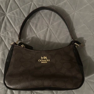 Väska - Coach väska som är super fin🤎500kr, köpt utomlands av en tjej, inte äkta därav priset