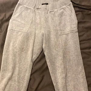 Juicy couture byxor  - Juicy couture mjukisbyxor i storlek M! Säljer dom för att dom har två små fläckar med gul målarfärg längst när på byxorna som inte vill försvinna i tvätten och dom passar inte längre 🩷Köparen står för frakten! 💕 Priset går att diskutera!