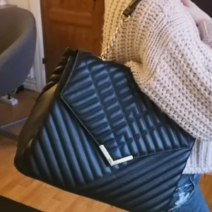 Stor handväska - En stor fin handväska som knappt blivit använd. I i köppt för 500kr och har inga tecken på användning. Priset kan diskuteras. Skriv om frågor 🌸 