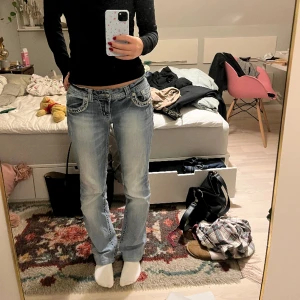 Miss me jeans - Miss me Jeans med låg midja och raka ben. Säljer då de är lite stora för mig. Köpta secondhand🌸. Har en fläck på ena benet som inte går bort samt lite slitage vid midjan, men inget man tänker på. 