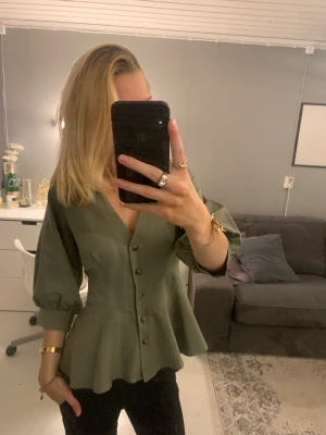 Blus  - Super söt grön blus 