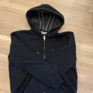 Burberry Check Zip Hoodie - Svart burberry hoodie, kvitto finns. Storlek L fits M-L  Nypris 6000kr, otroligt bra skick