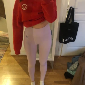 Better Bodies Tights strl S - Helt oanvända better bodies tights,  ootroligt sköna! Bred midjeband som gör att de sitter på sin plats. Jag är en S/M och de sitter bra på! 