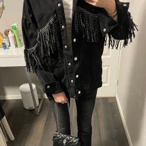 jeansjacka med fransar - super fin jeansjacka med fransar❤️ inga defekter alls💞