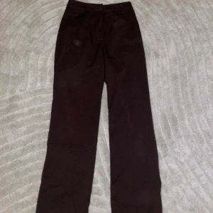 Kostymbyxor  - Säljer mörk bruna kostymbyxor från bikbok då dem är för stora