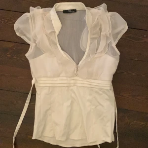 Vit blus  - Jättesöt blus köpt här second hand