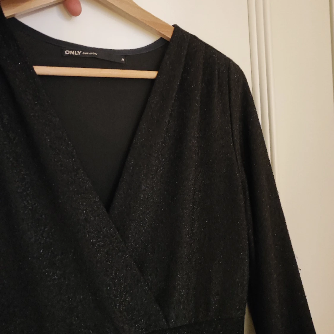 Glittrig klänning stl M, Only - 90