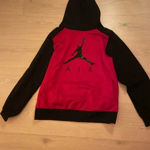 Air Jordan hoodie - Använd nån gång men är som helt ny. 