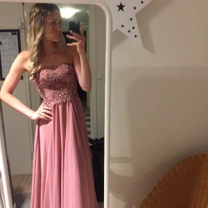 Balklänning - Världens finaste balklänning. Har hållit i att sälja den, men nu är det dax. Ursprungpris 5000-6000