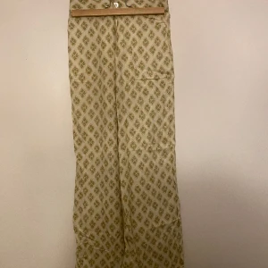 mönstrade byxor - söta byxor med superfint mönster. materialet är likt linne! är något korta på mig som är 179❣️köpta i bosnien på pull & bear💗💗